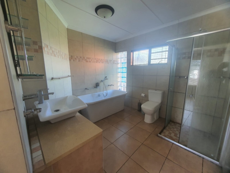 To Let 3 Bedroom Property for Rent in Cove Rock Eastern Cape